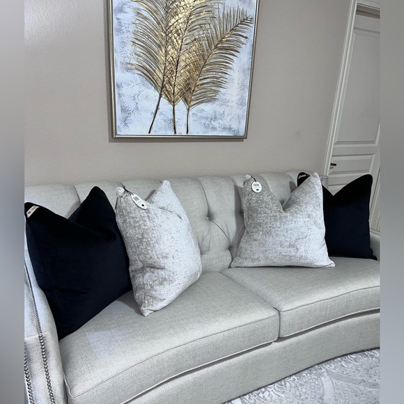 1-NWT CALLISTO HOME VELVET BOUCLE DECORATIVE PILLOW Read descriptions for detail - Picture 13 of 17